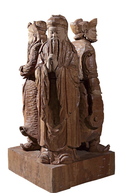 吳榮賜2011～2012年所作〈諸葛亮（神機妙算）〉，樟木，26×31×112厘米。
