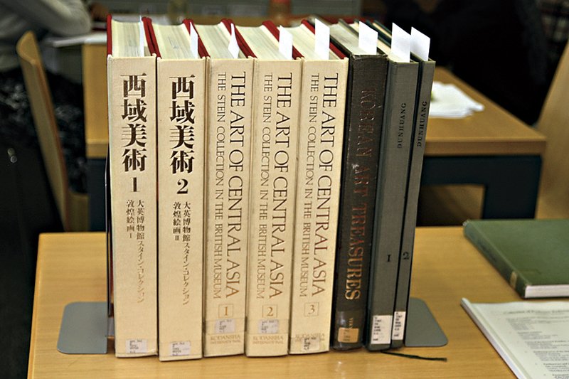 韋陀所著《中亞藝術：大英博物館的斯坦因收藏》三巨冊。攝影／許儷蘅。