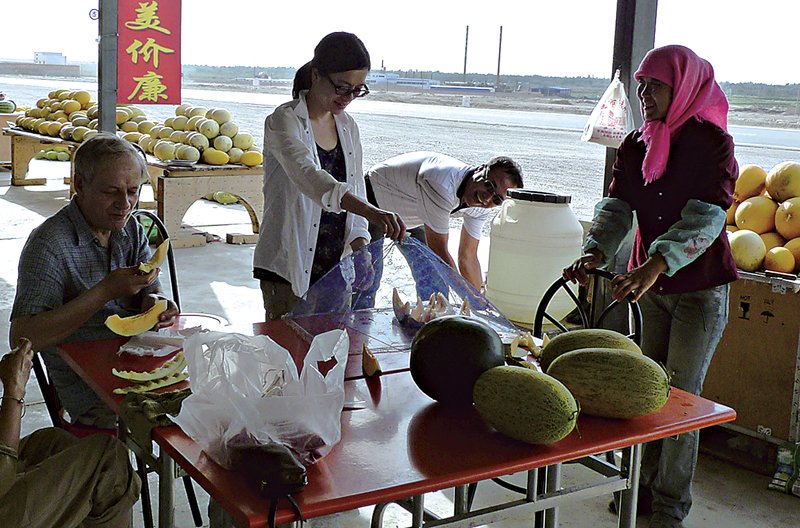 2011年9月韋陀在甘肅考察，開了八小時車終於在瓜州停下來休息、吃瓜。韋陀吃第一口還用抑揚頓挫的中文說：「這個瓜兒不甜」，嚇得商家趕緊再剖一顆甜瓜招待。