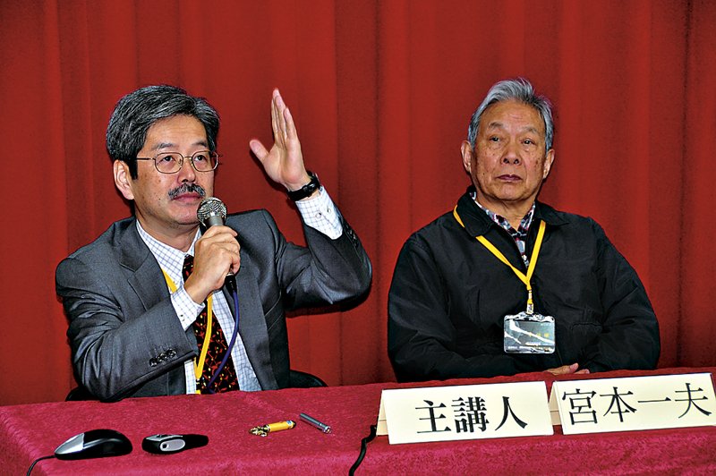 日本九州大大院教授宮本一夫（左）。