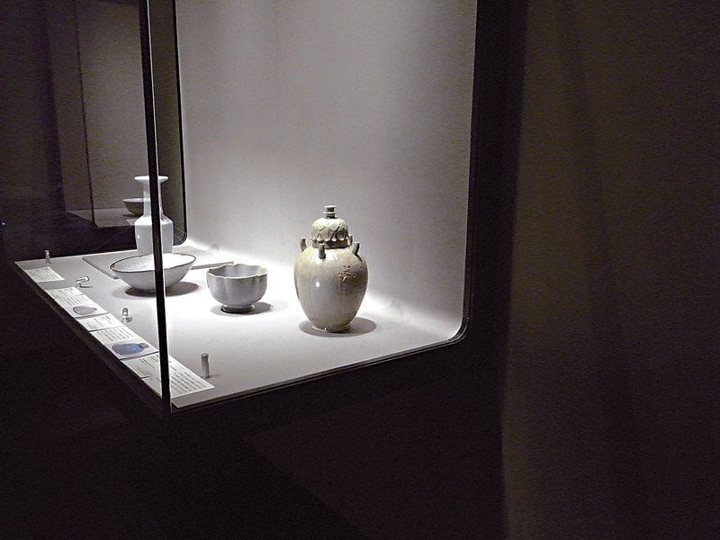 中國陶瓷器展廳牆側展示櫃的內側底邊設計成弧形。