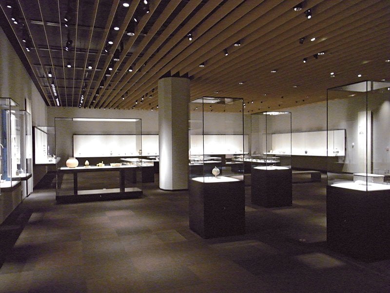 韓國陶瓷展廳獨立展示櫃的平台高度，均較牆側展示櫃的平台為低。