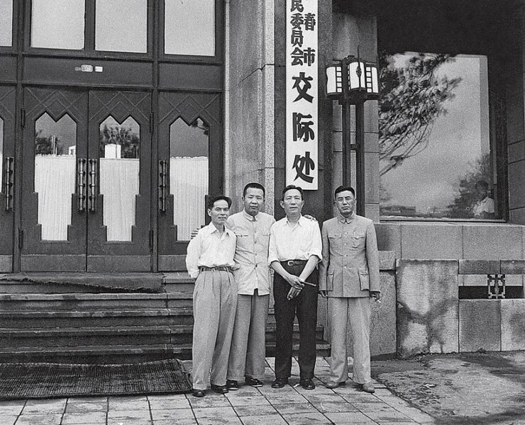 1961年6月，關山月（左一）、傅抱石（左三）與中共吉林省委宣傳部長宋振庭（左二）合影於長春市人民委員會交際處。