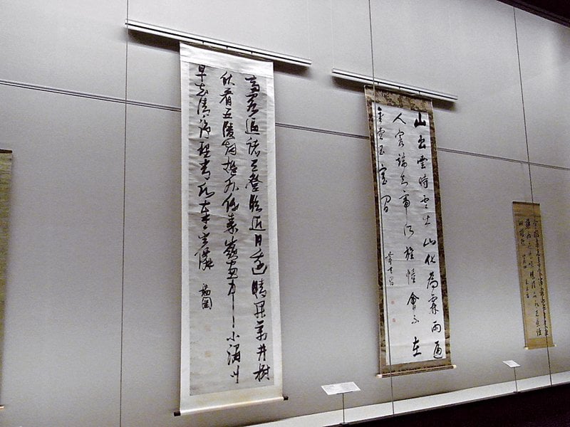 中國巨幅書畫展廳牆上設有電動式懸掛架，方便陳設巨幅掛軸。