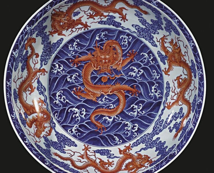 清雍正〈青花礬紅「水波雲龍」圖折沿大盤〉 香港蘇富比，成交價4,098萬港元。