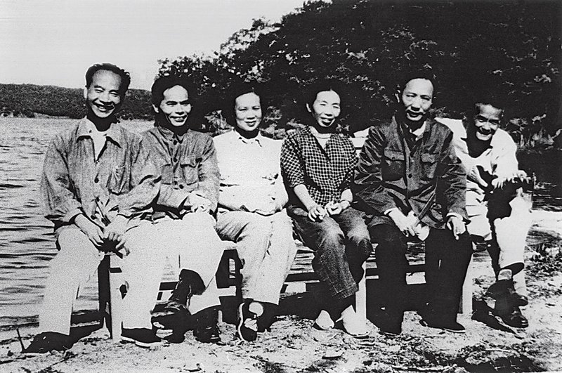 1961年7月，關山月（左二）、傅抱石（右二）同遊鏡泊湖，與吳作人（左一）、蕭淑芳（左三）、郁風（右三）、余本（右一）留影。