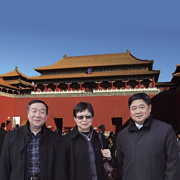 2013年初，台北故宮院長馮明珠（中）前往北京故宮，進行學術交流與訪問。並與北京故宮院長單霽翔（右）、北京故宮前院長鄭欣淼（左）合影。圖／台北故宮博物院。（背景為合成效果。圖／維基百科）