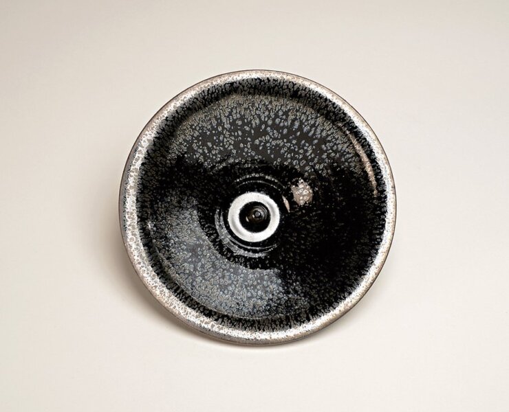 慎德堂：宋〈建窯油滴天目茶碗〉。