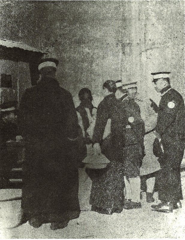 1924年溥儀被逐出宮之際,宮中僕役正運送相關細軟走出神武門。