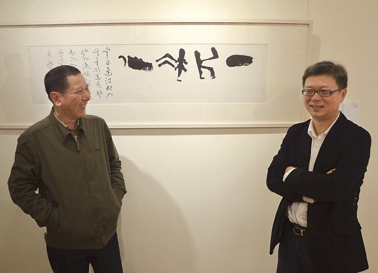 中央美術學院副教授劉濤（左）與朱永靈攝於作品〈一片冰心〉前。