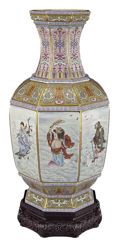 中國嘉德2006春拍編號1718清乾隆〈粉彩開光八仙過海圖盤口瓶〉，高42公分，估價人民幣500萬～700萬元，成交價人民幣5,280萬元。