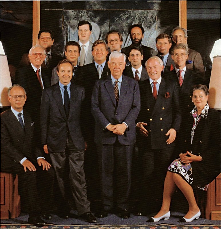 1993年TEFAF理事會成員合照，本杰森位列中排最右側。