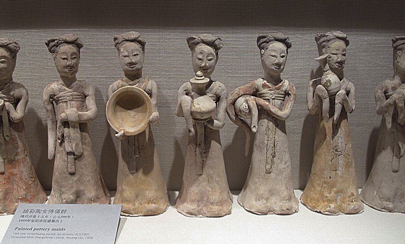 〈白胎加彩女俑〉，隋安陽張盛墓（595年）出土，河南博物院藏。