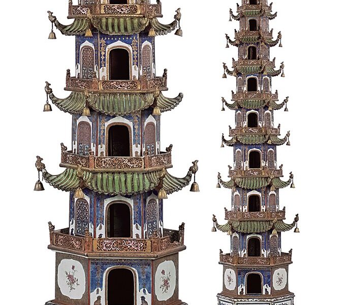 佳士得編號217清乾隆／嘉慶〈粉彩描金玲瓏塔〉一對，高分別為263公分、248公分，預估價25萬～35萬英鎊。