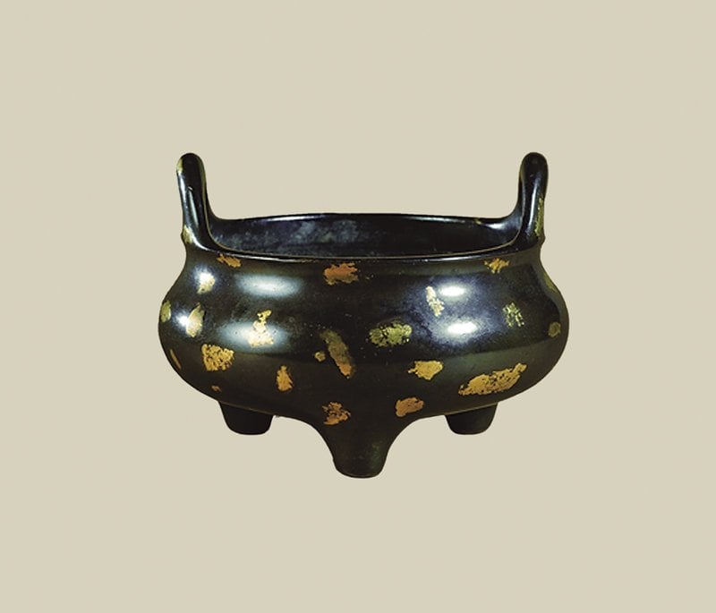 中國嘉德2003秋拍編號1127明崇禎〈沖天耳金片三足爐〉，徑12公分，成交價人民幣166萬1,000元。