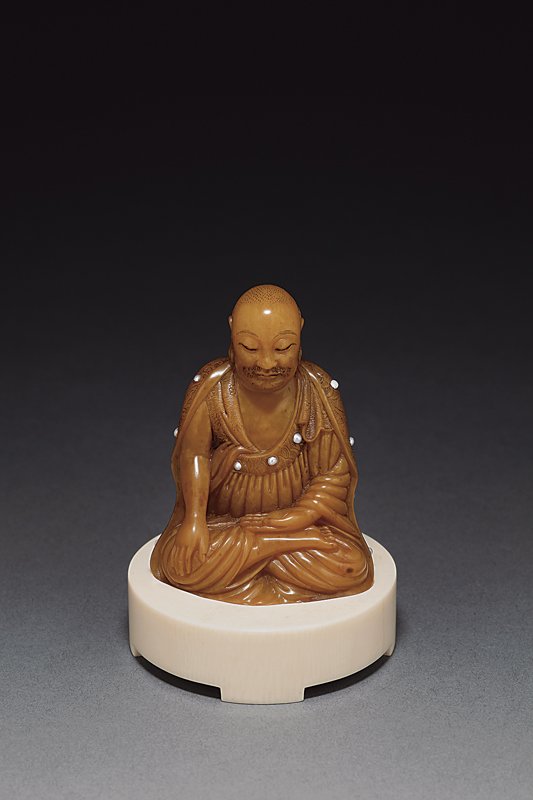中國嘉德2010春拍編號2408明末清初〈楊玉璿田黃凍達摩面壁像〉，高6.3公分，重88公克，估價人民幣280萬～380萬元，成交價人民幣1,568萬元。