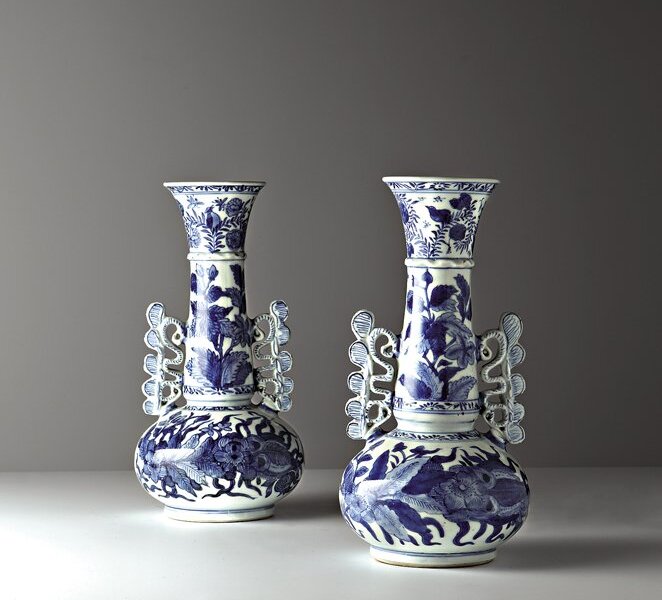 荷蘭Vanderven Oriental Art：清康熙約1720年〈仿威尼斯風格青花雙翼耳瓶〉一對，高26公分。