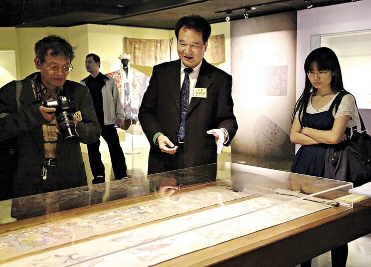 展品提供者學者李豐楙（中），左亦為鑽研宗教美術的學者林保堯。圖／世界宗教博物館提供。