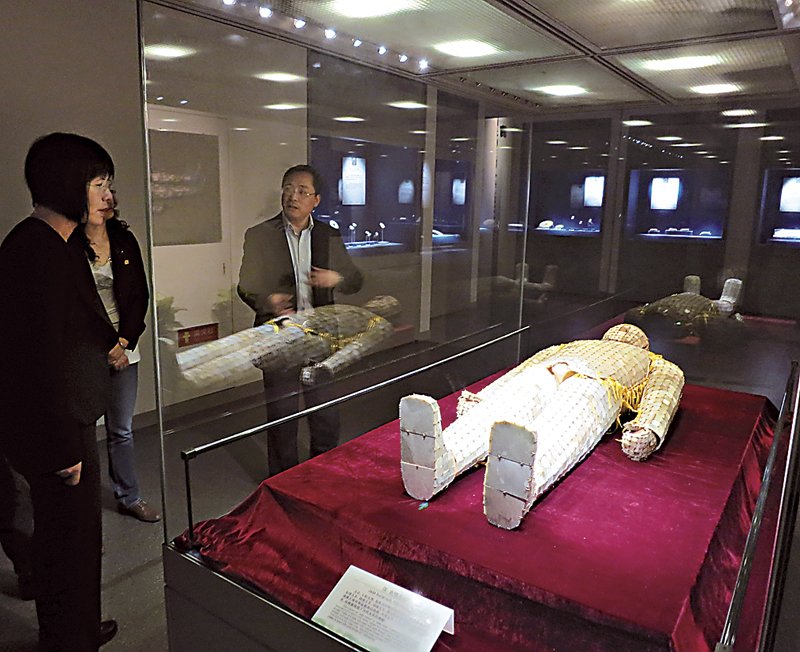 天津博物館館長白文源導覽近年來新購藏的西漢〈金縷玉衣〉。