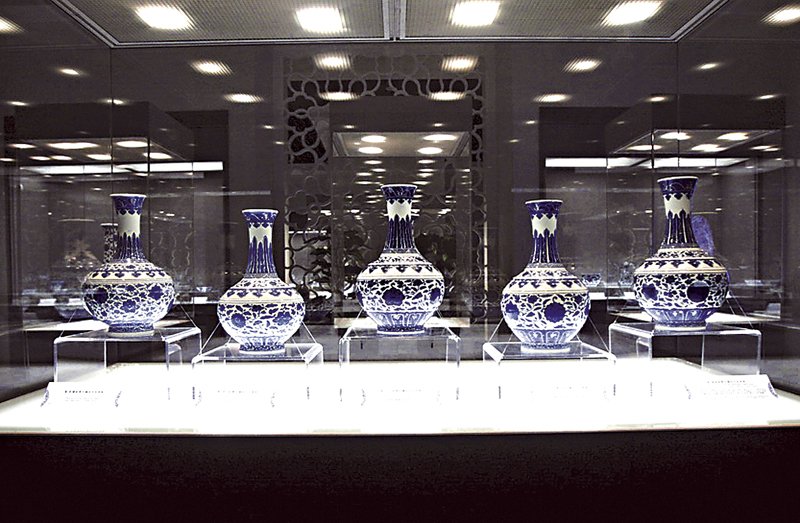 「青藍雅靜－館藏明清青花瓷器陳列」展廳內部。