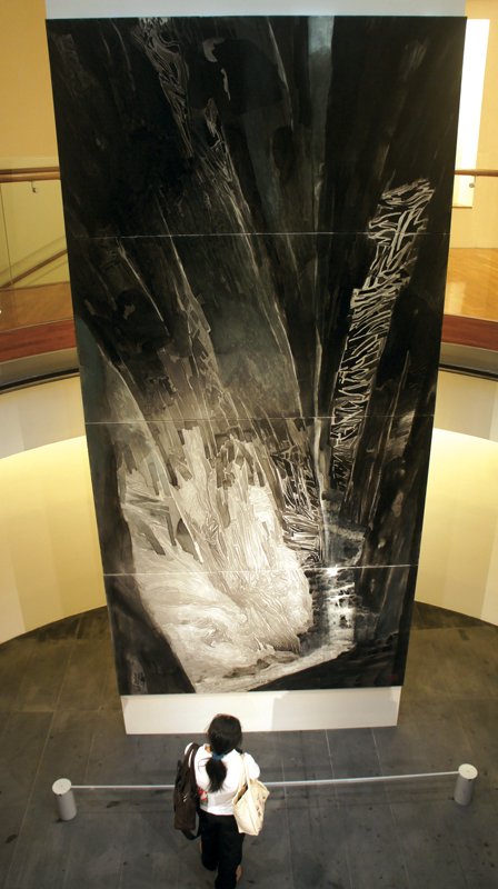 李義弘2009年作〈立霧溪〉,水墨油畫布,235×480公分,直貫展場二層樓空間,峭壁千仞,氣勢磅礡。