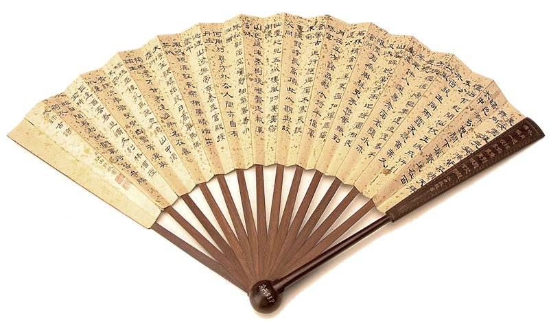 清蔣廷錫〈花鳥圖摺扇〉，上弦50.5公分，股長31.5公分，扇面高18.3公分。