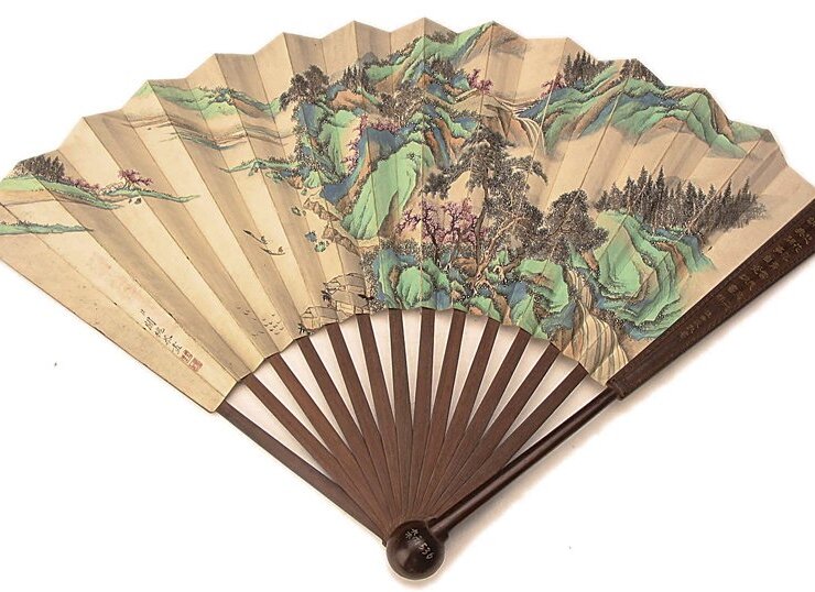 清關槐〈青綠山水圖摺扇〉，上弦50.5公分，股長31.5公分，扇面高18.3公分。