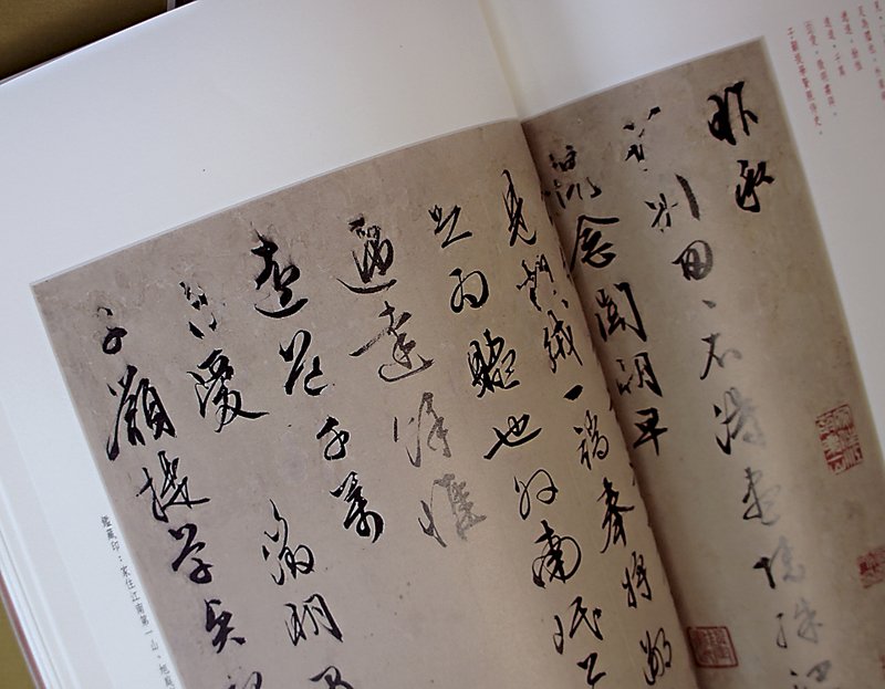《明代名賢尺牘集》為39×26公分開本，幅幅大圖，以高仿真印刷，每通尺牘可供賞鑑、研究、臨摹之用。攝影／藍玉琦。