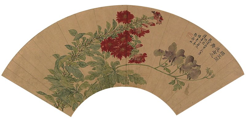 清弘〈設色花卉圖扇面〉，上弦56.5公分，扇面高18.7公分。