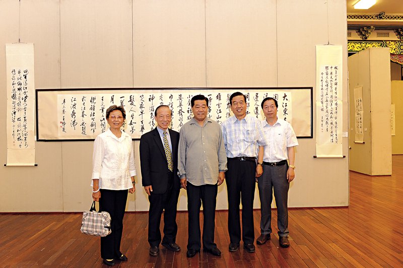 海峽兩岸四老書畫展在北京盛大舉辦。左起陳其銓遺孀張月華、明道大學國學研究所教授陳維德、前全國政協主席賈慶林、中國書法家協會副主席蘇士澍、啟功姪子章景懷。