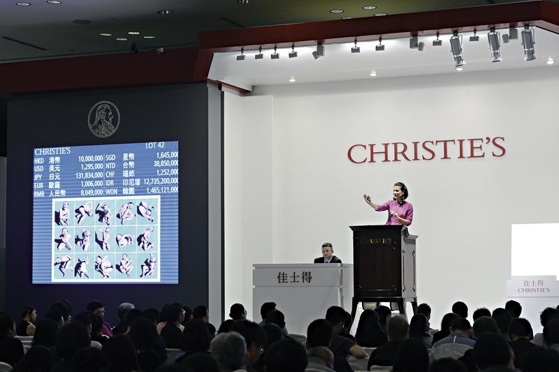 上右 保利香港2012秋拍清乾隆〈青花八仙賀壽雙耳尊〉，成交價3,220萬港元。