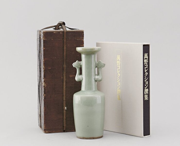 宋～元〈龍泉青瓷雙鳳耳花瓶〉，徑11公分、高30公分，附重村家美術所藏印，日本萬野美術館藏。