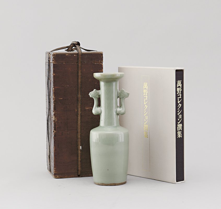 宋～元〈龍泉青瓷雙鳳耳花瓶〉，徑11公分、高30公分，附重村家美術所藏印，日本萬野美術館藏。