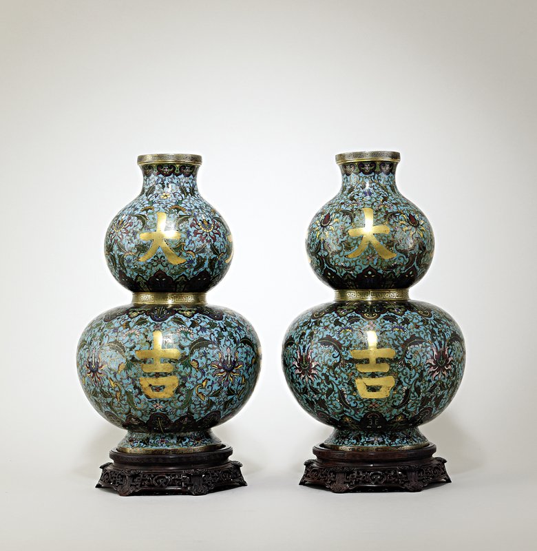 清乾隆〈掐絲琺瑯寶相花大吉葫蘆瓶〉一對，徑25公分、高38.5公分，乾隆年製款，原配木座，長春閣舊藏。