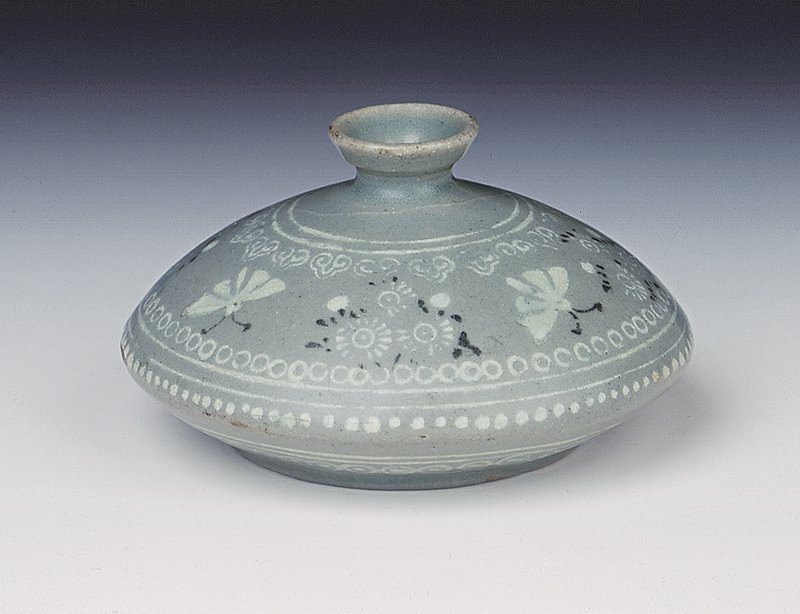 韓國〈青瓷嵌花小罐〉，直徑8公分。©Museum of East Asian Art。