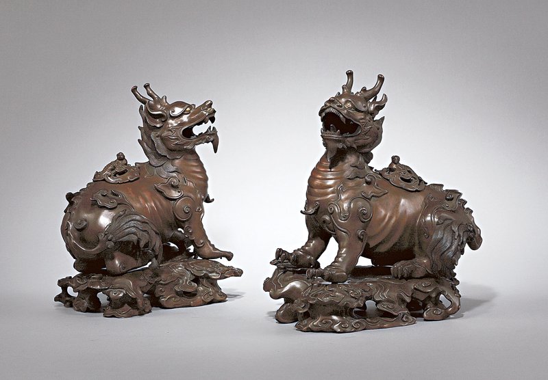 清乾隆〈銅瑞獸香薰〉一對，各長25.5公分、寬18公分、高31.2公分，乾隆年製款，英國藏家舊藏。