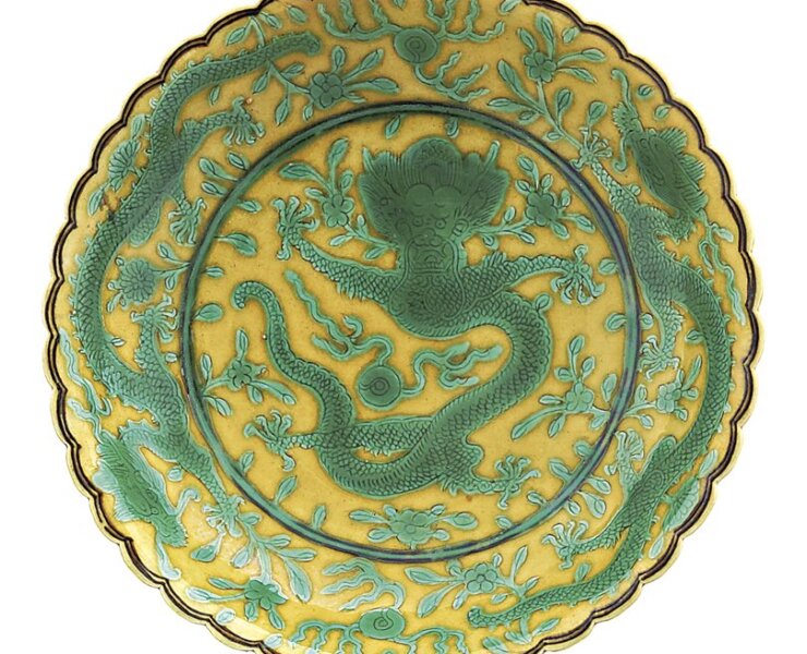 清嘉慶〈黃地綠釉龍紋花口盤〉，直徑13.2公分。©Museum of East Asian Art。