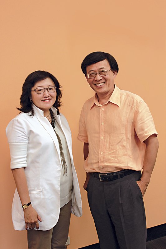 郭木生文教基金會執行長郭淑珍和國立歷史博物館張譽騰，雙方首度合作，展覽成功欣喜。