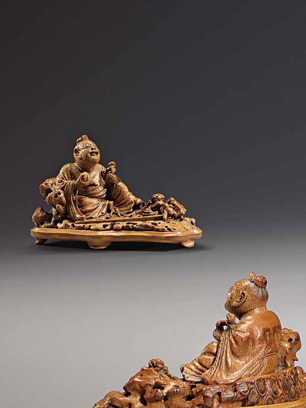 香港Ho Ho Gallery：清17世紀〈竹根圓雕「採芝仙人」擺件〉。