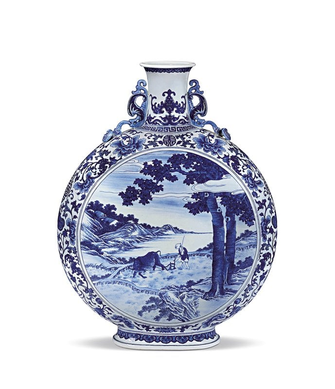 清乾隆年製〈青花春耕圖雙福如意耳特大抱月瓶〉，成交價人民幣7,150萬元。