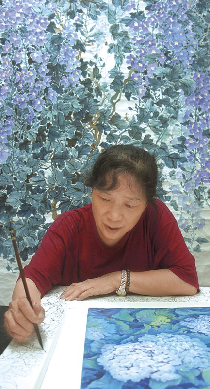 林淑女一筆筆雙鉤白描，沒有任何的粉本參照，自然物象了然於胸，細勁的筆力在各式畫幅上構思布局，花葉精準清晰的定位呈現。攝影／藍玉琦。