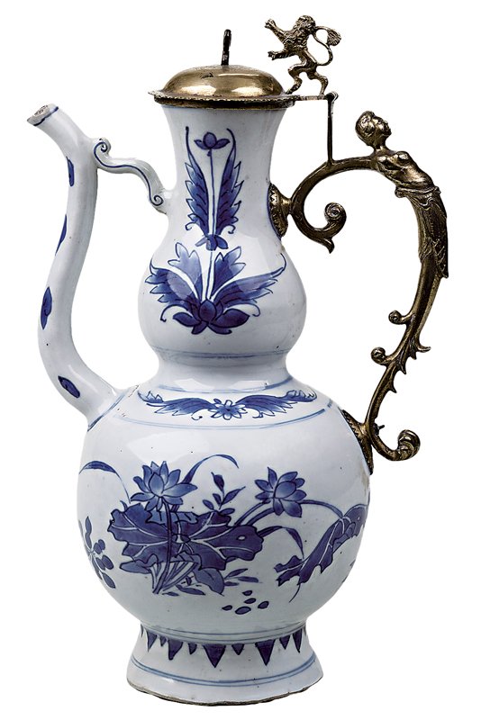 明崇禎〈青花葫蘆式執壺〉附歐洲19世紀附加的金屬把手，高25公分，荷蘭國立陶瓷博物館藏。