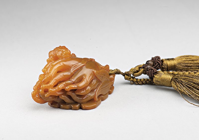 〈田黃石古獸章〉，重52.4公克。