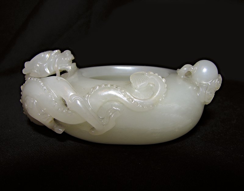 David Baker Oriental Art：清乾隆〈玉龍戲珠筆洗〉。