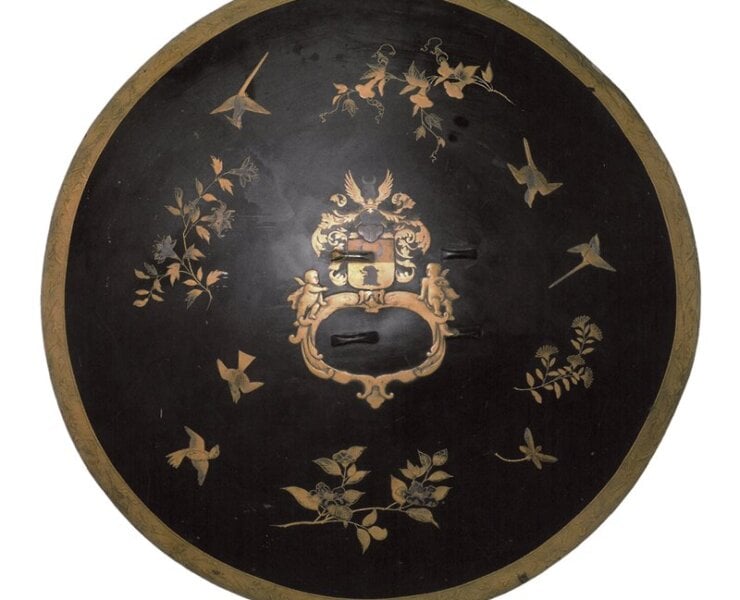 17世紀〈圓形盾牌漆器〉，引自《Japan-Artefacts and Images Tell the Story》圖錄，頁189。© Östasiatiskamuseet。