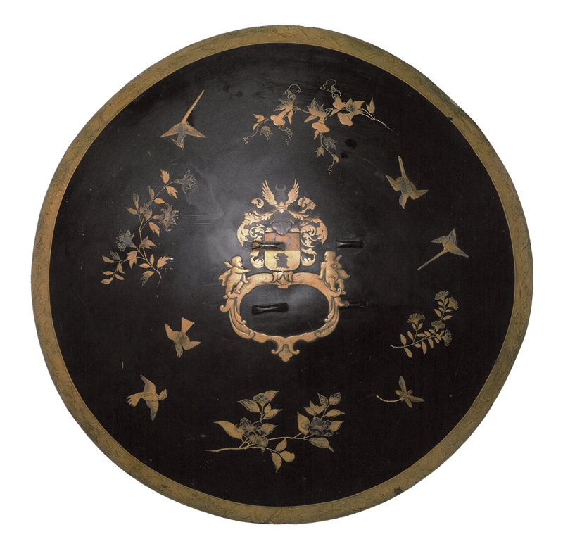 17世紀〈圓形盾牌漆器〉，引自《Japan-Artefacts and Images Tell the Story》圖錄，頁189。© Östasiatiskamuseet。