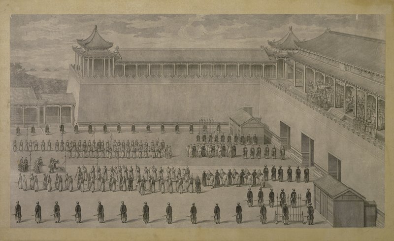 〈平定回疆獻俘圖〉，收於《平定回疆圖》，國立故宮博物院藏。本幅由法國傳教士王致誠主筆，既屬於獻俘圖的圖繪傳統，又廣納西洋傳教士繪製，光影與透視鮮明、皇帝被置於畫面右上角，與傳統的中國繪畫大異其趣。