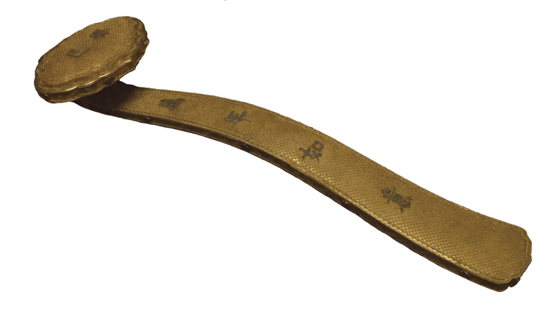 清乾隆〈金纍絲萬年如意〉，長42.7公分，是乾隆皇帝六十萬壽（1770）時王公大臣進獻貢品，一套60柄金纍絲如意中之一，每柄均以綠松石鑲嵌「甲子」、「乙丑」等干支紀年和「萬年如意」字樣。