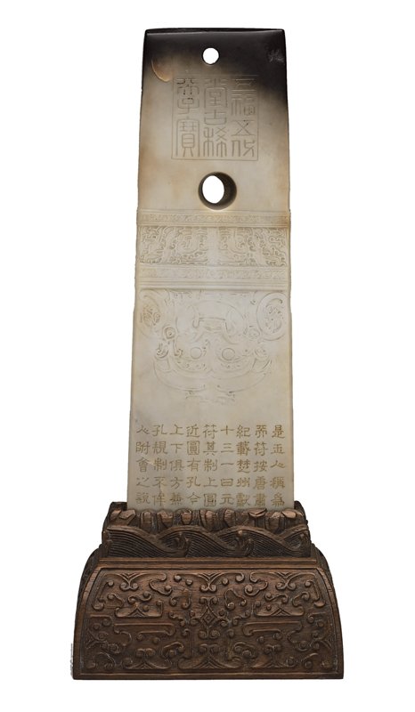 新石器時代山東龍山文化晚期〈玉人面紋圭〉，國立故宮博物院藏。