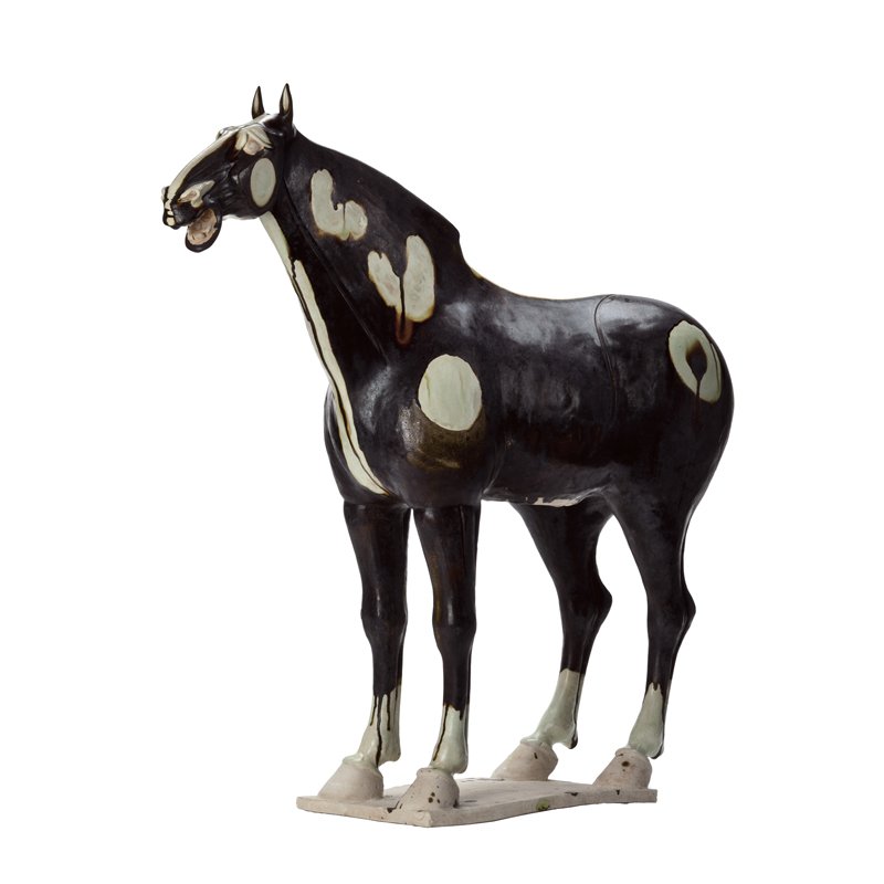 《中國古代陶俑藝術（Celestial Horses & Long Sleeve Dancers）》封面──唐朝〈黑釉三彩馬〉，是全世界九件黑馬中唯一一件不具馬鞍也無花俏花紋的例子，引起杜唯追蹤背後故事的無窮興味。
